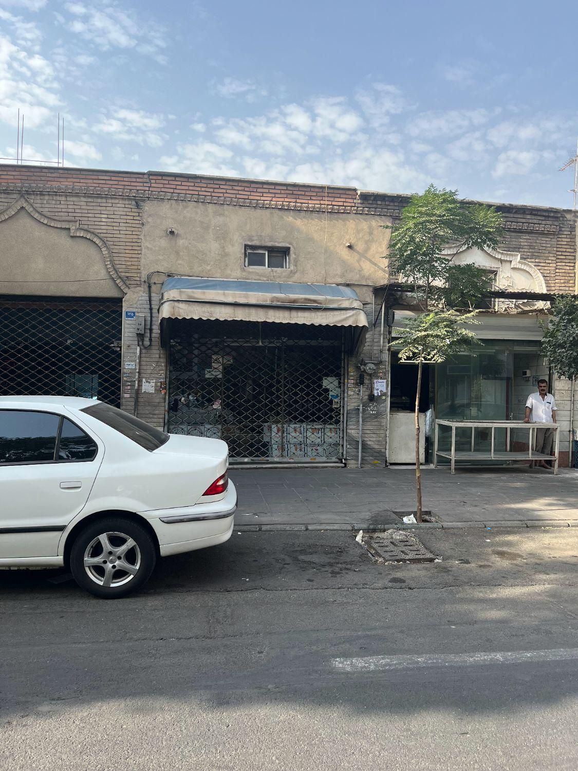 فروش مغازه ۱۴ متری با ۱۴ متر بالکن در ولیعصر|فروش مغازه و غرفه|تهران, امیریه|دیوار
