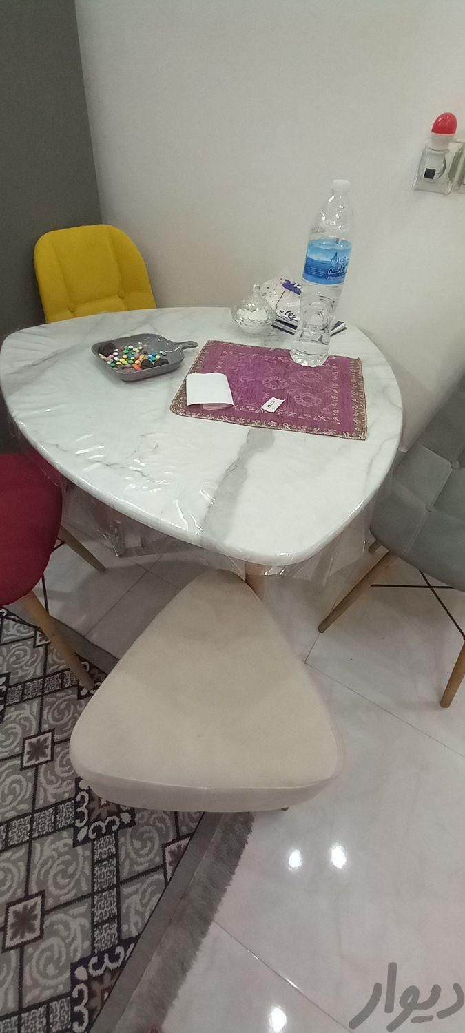 میز ناهار خوری ۳نفره کار تهران ب همراه ی عدد پاف|میز و صندلی غذاخوری|مشهد, ابوطالب|دیوار
