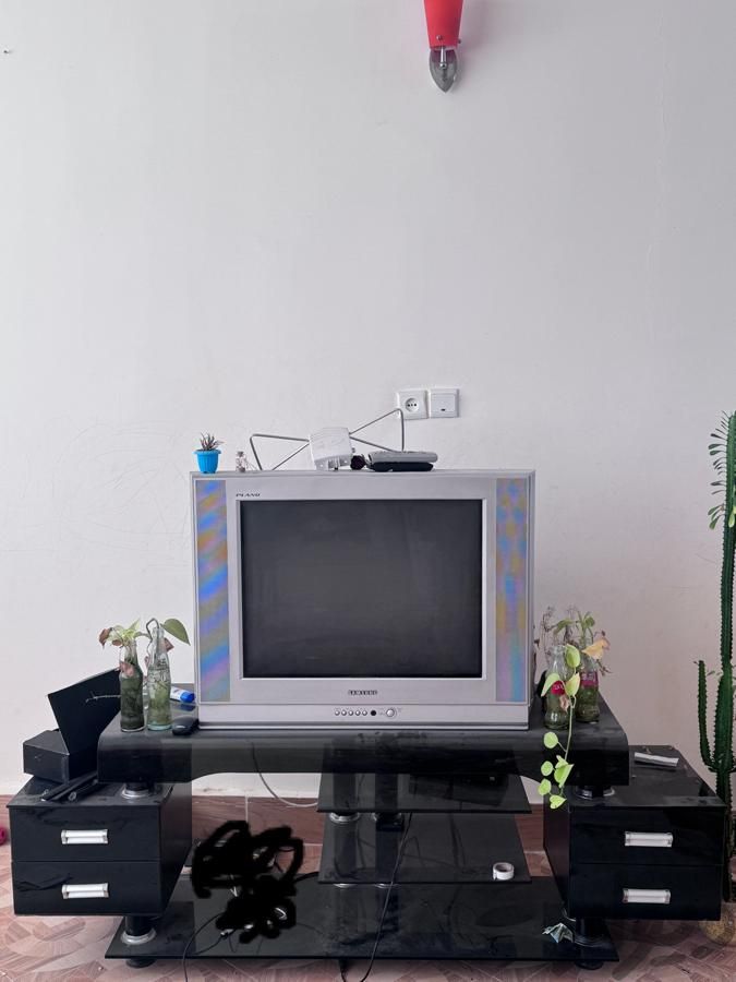 تلویزیون سامسونگ همراه با میز تلویزیونی|تلویزیون و پروژکتور|شاندیز, |دیوار