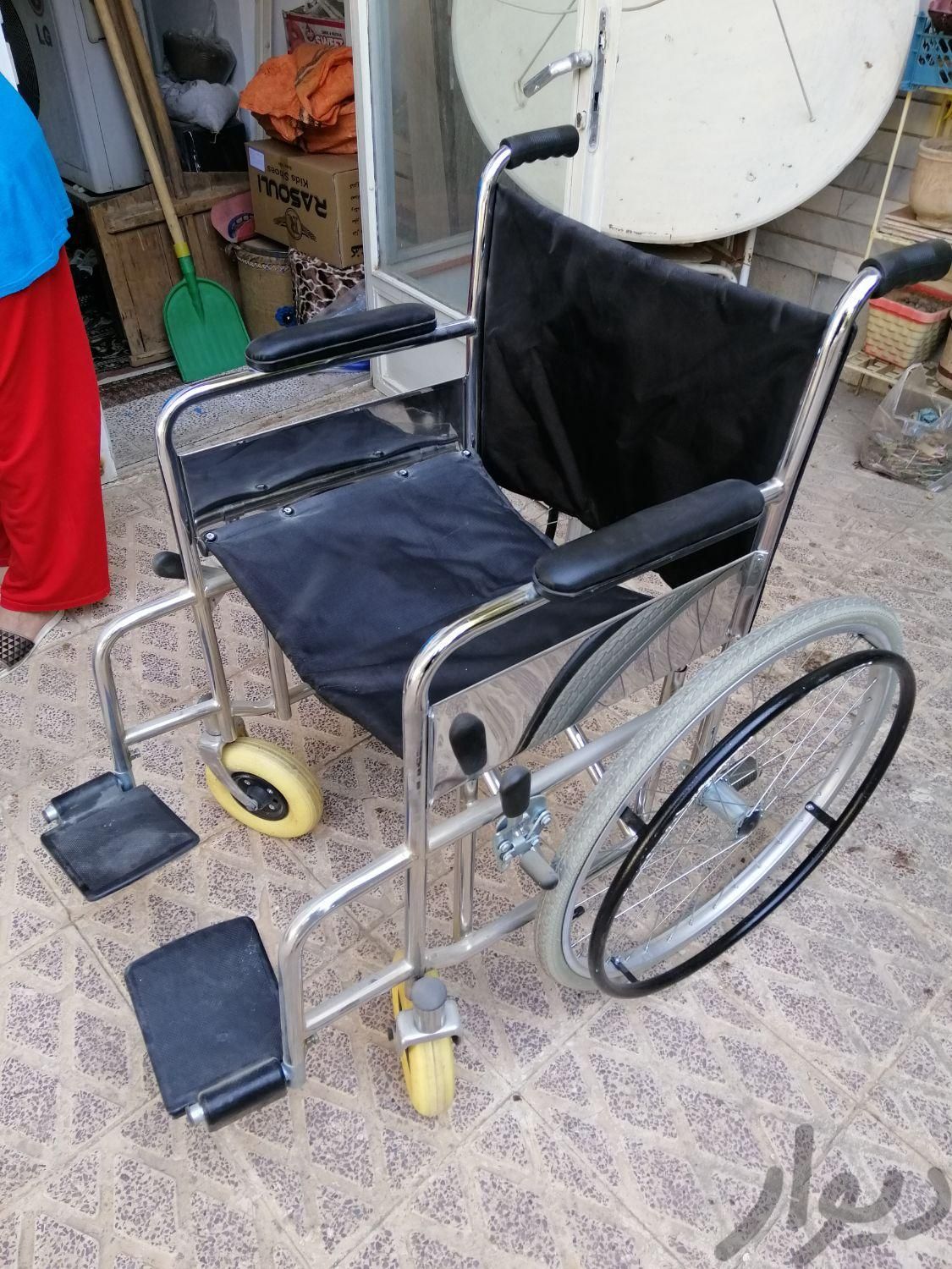 یک دستگاه چرخ خیاطی در حد نو و یک صندلی ویلچر
