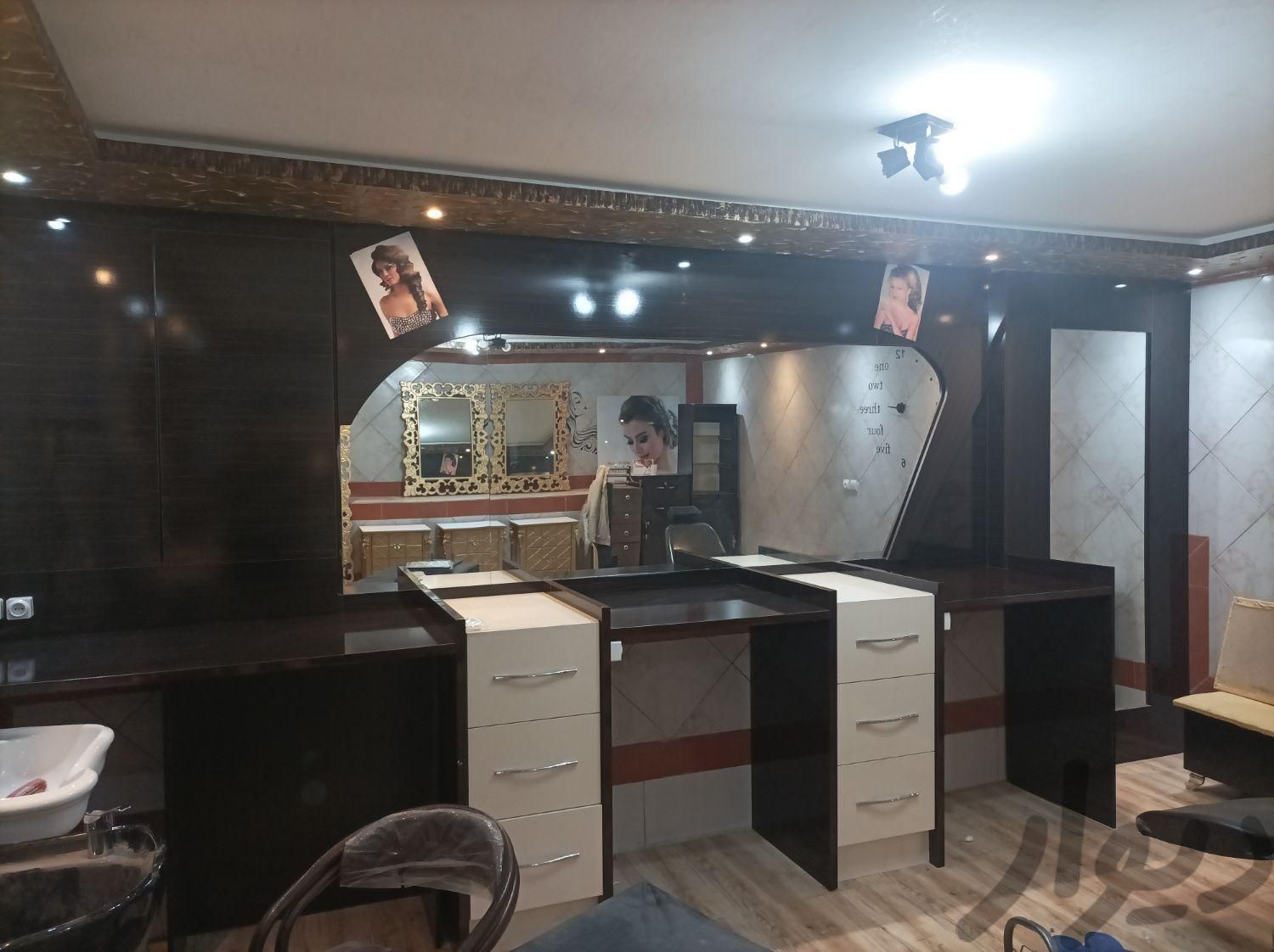 دکور آرایشگاه تمیز و بدون خط و خش|آرایشگاه و سالن‌های زیبایی|نجف‌آباد, |دیوار