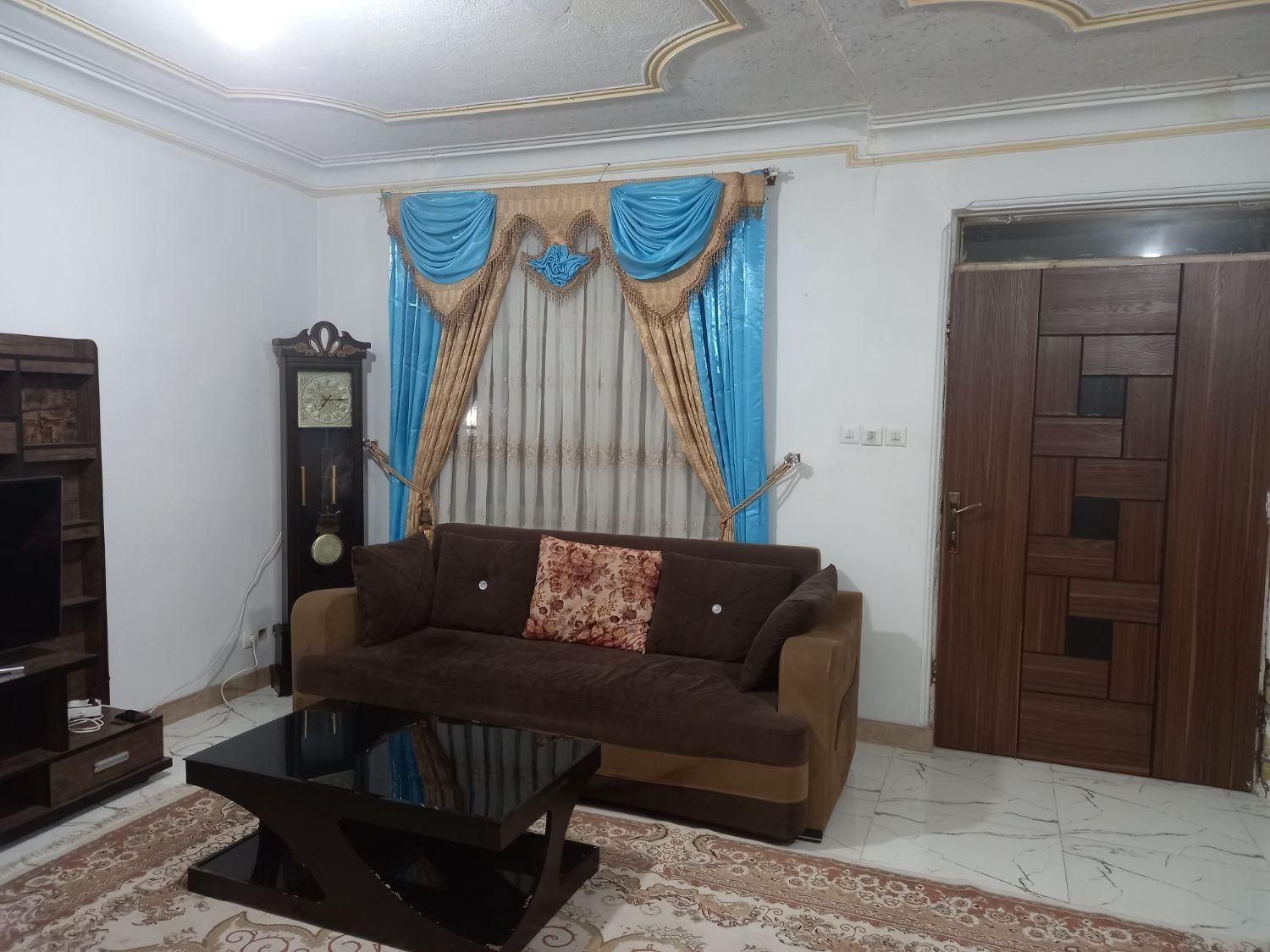 مبل ۷نفره بسیاربادوام وبدنه محکم|مبلمان خانگی و میز عسلی|رشت, سلیمانداراب|دیوار
