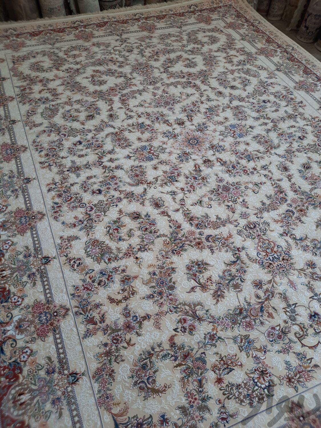فرش ۴تا۹یه قالیچه۴متری گلبرجسته ۱۲۰۰تراکم۳۶۰۰|فرش|مشهد, محله وحید|دیوار