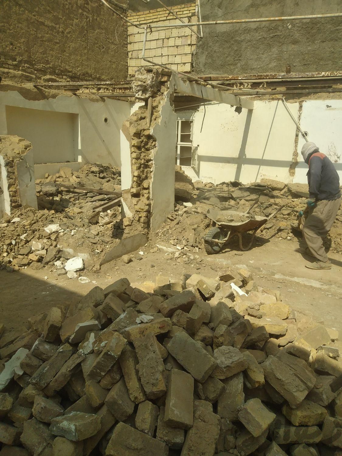 تخریب ساختمان  وکارگر بنایی