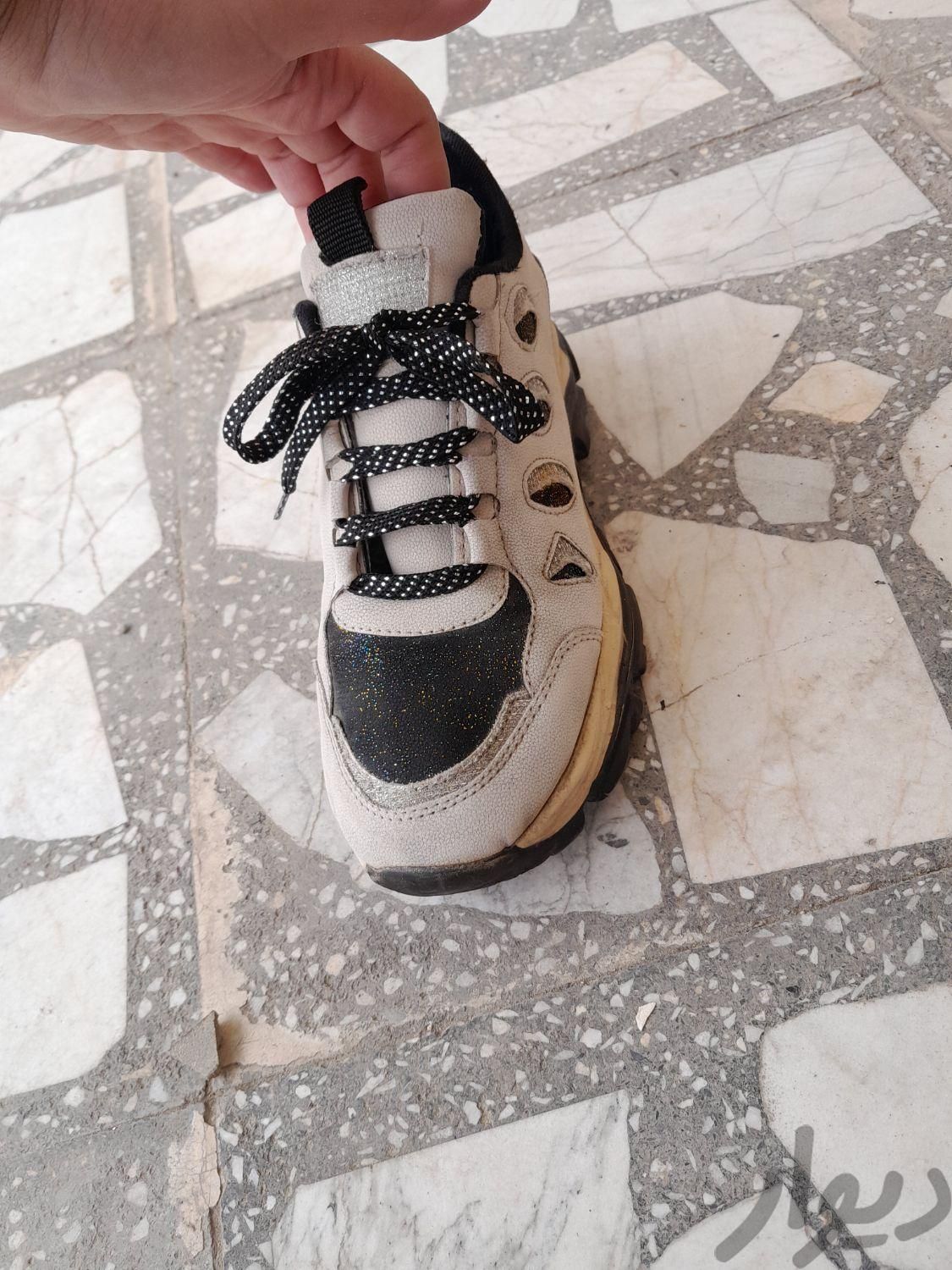 یک جفت کفش اسپرت زنانه سایز ۴۰ درحد نو|کیف، کفش و کمربند|خمینی‌شهر, |دیوار