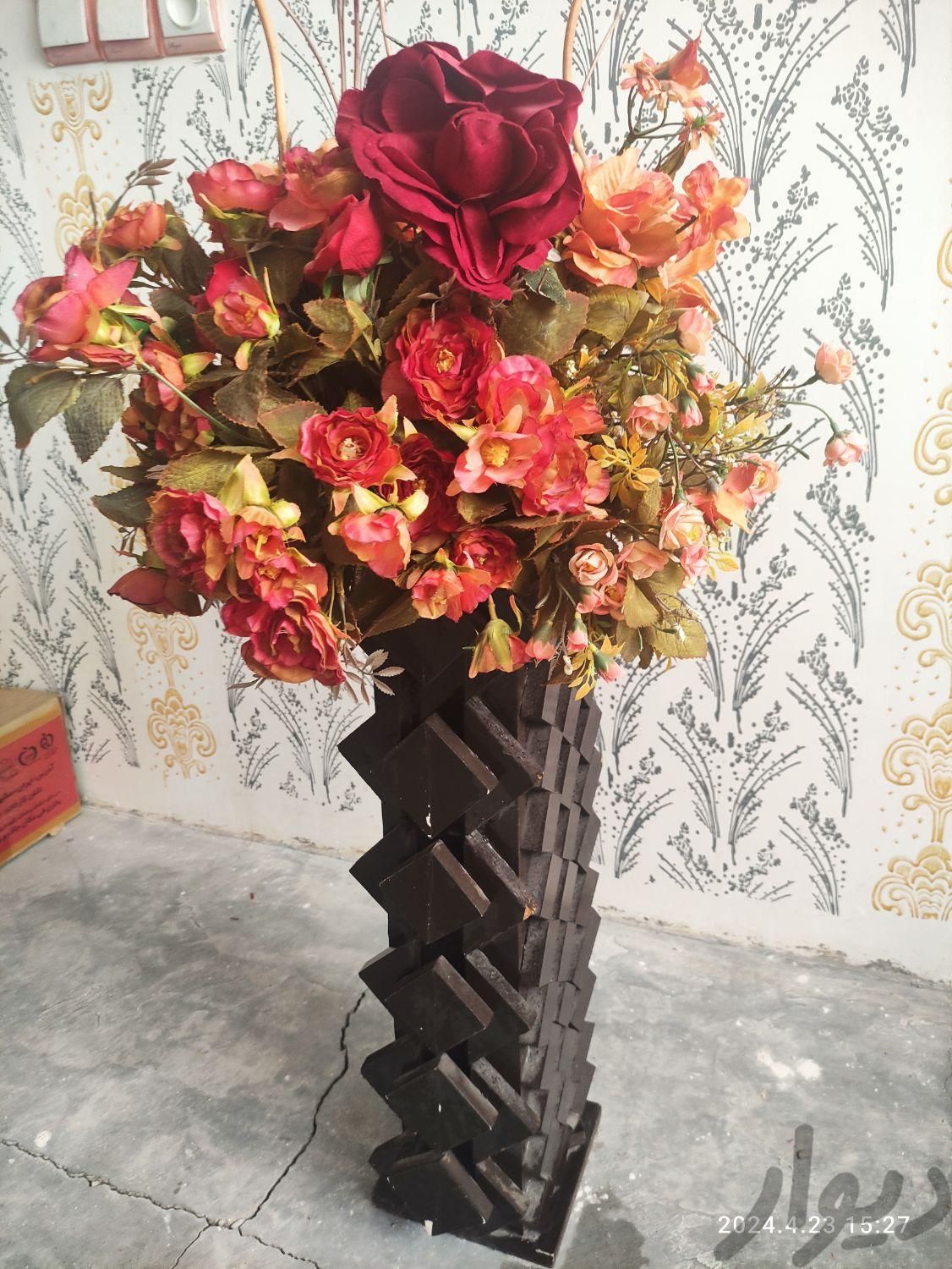 گلدان چوبی کاردست وگل مصنویی۲۵۰هزار|گل مصنوعی|کنگاور, |دیوار