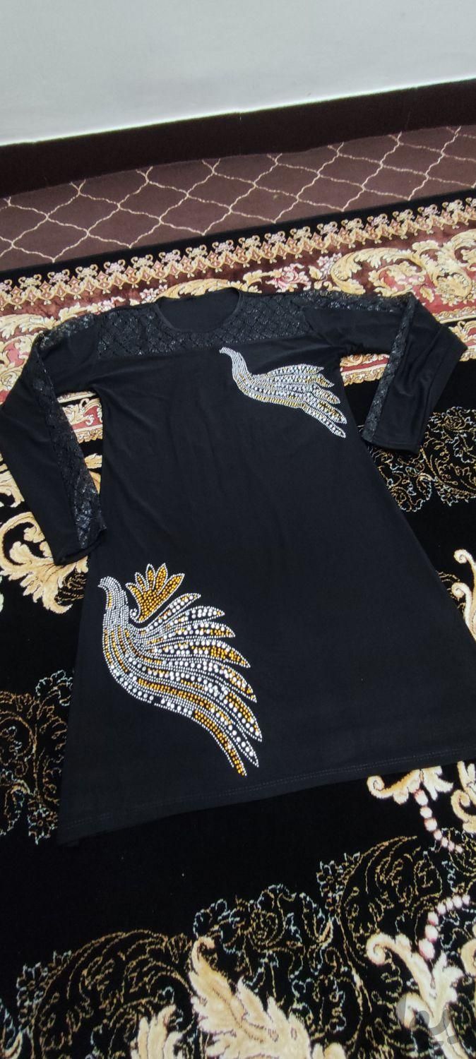 تعدادی لباس|لباس|اصفهان, بزرگمهر|دیوار