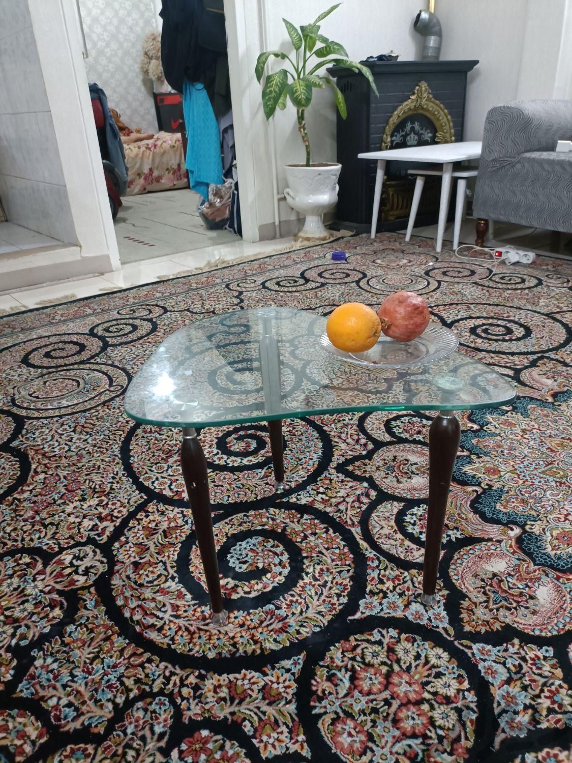 سه عدد میز عسلی شیشه  ای دوتا  شبیه هم|مبلمان خانگی و میزعسلی|تهران, سیروس|دیوار