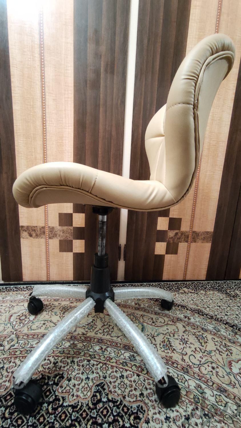 صندلی جکدار و چرخدار نسکافه ای رنگ - کاملا نو|صندلی و نیمکت|تهران, تولید دارو|دیوار