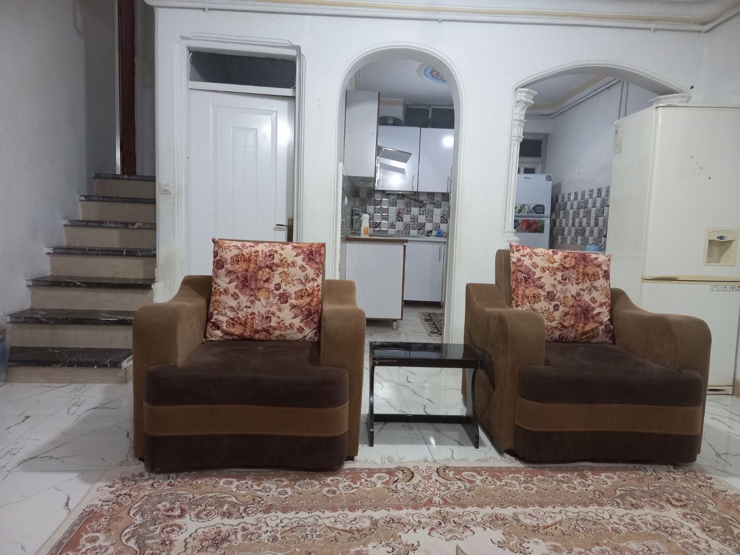 مبل ۷نفره بسیاربادوام وبدنه محکم|مبلمان خانگی و میز عسلی|رشت, سلیمانداراب|دیوار