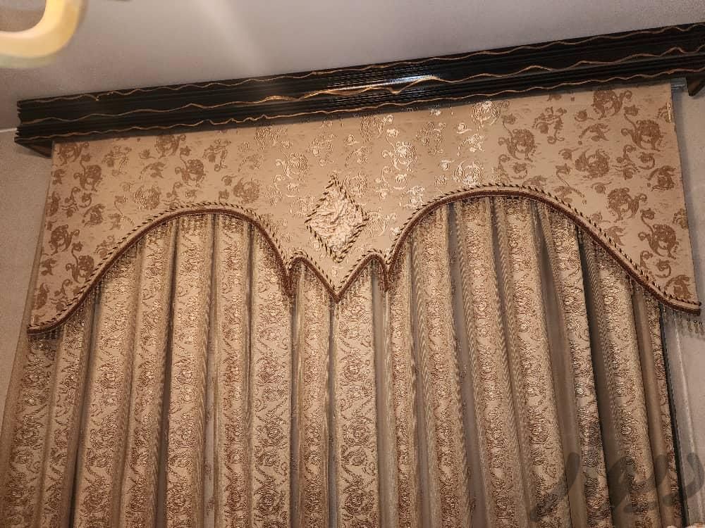 پرده حریر والان و کتیبه چوبی رنگ قهوه ای طلایی..|پرده، رانر و رومیزی|تهران, پونک|دیوار