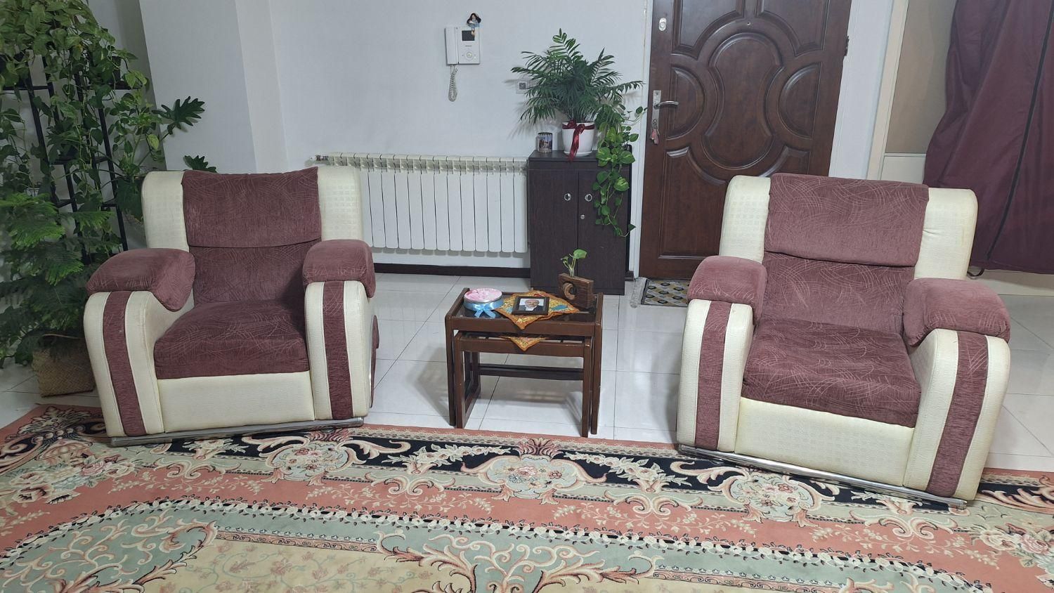 دو عدد میز عسلی کوچک و مبلمان ۷ نفره به قیمت|مبلمان خانگی و میز عسلی|گرمدره, |دیوار