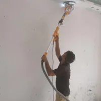 نقاش ساختمان کناف در چارچوب نرده دیوار نما