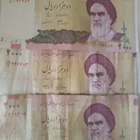 تعدادی پول کاغذی،سکه
