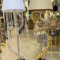 آباژور سالنی ایستاده