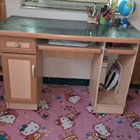 میز تحریر و کامپیوتر