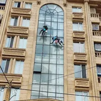 کار در ارتفاع با طناب(پیچ و رولپلاک نمای ساختمان)