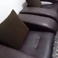 مبل چرم تک نفره دوعدد و دو عدد کوسن در حد نو
