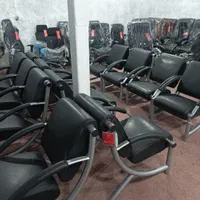 یک انبار پر از صندلی اداری مزایده‌ای بانک