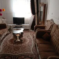 مبل و ساعت ایستاده