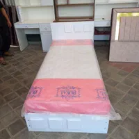 تختخواب سفید مربع سفید