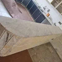 اوپن آشپزخانه به همراه کابینت شیشه ای سنگ مرمر