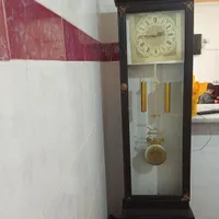 یک ساعت ایستاده تر تمیز