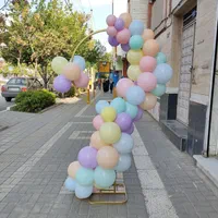 بادکنک آرایی حلقه ایستاده تم تولد با جایگاه کیک