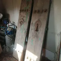 درب دو لنگه قدیمی قدمت 150 سال سالم با چوب یک تکه