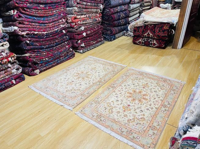 فرش جفت ذرع نیم تبریز زمینه کرم حاشیه سدری|فرش|تهران, آذربایجان|دیوار