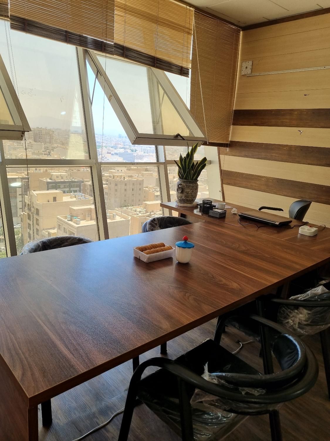 اجاره یک اتاق از دفتر کار ساعتی|اجارهٔ کوتاه‌مدت دفتر کار و فضای آموزشی|تهران, صادقیه|دیوار