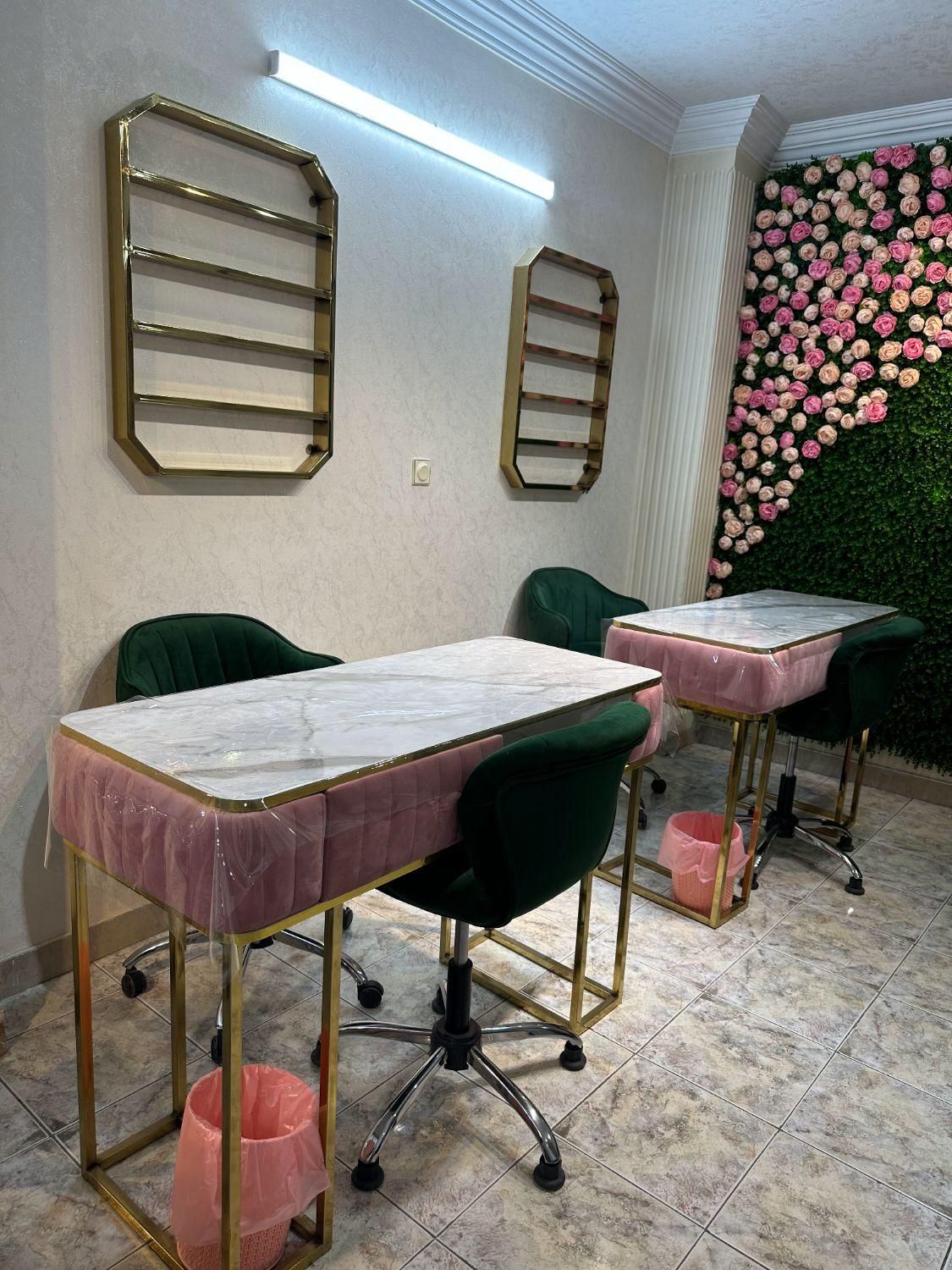 اجاره‌میزناخن،تخت‌مژه،صندلی‌رنگ،کراتین‌درپیروزی|اجارهٔ دفتر کار، اتاق اداری، مطب|تهران, چهارصد دستگاه|دیوار