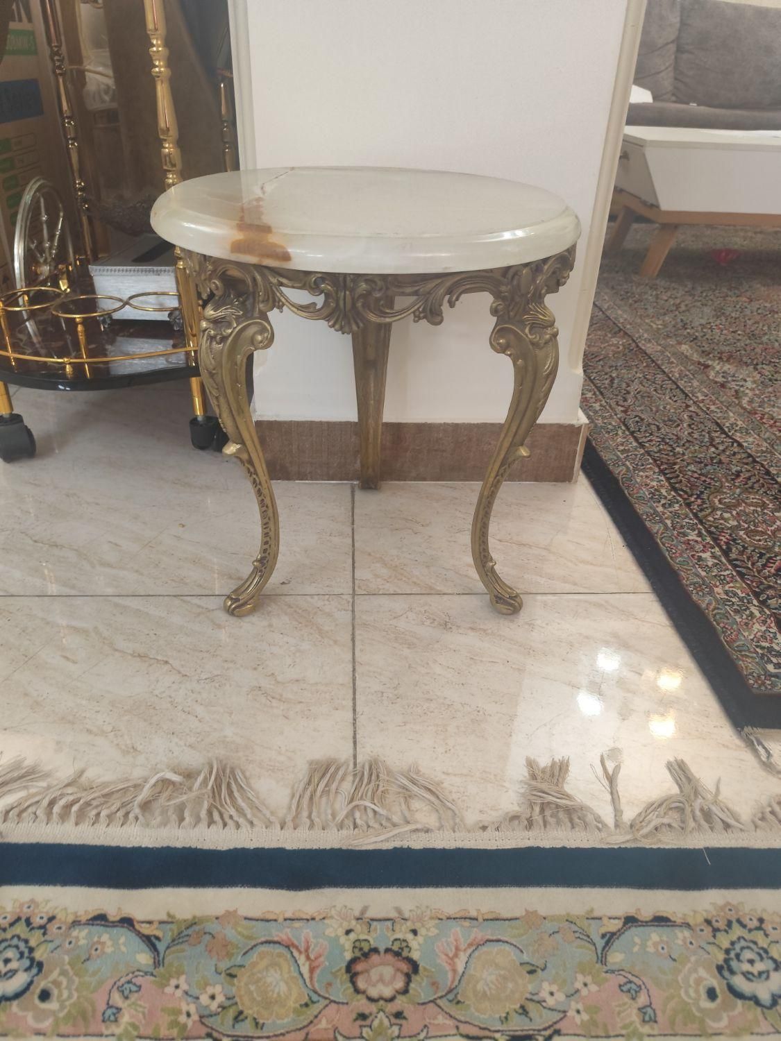 میز برنجی قدیمی و سنگین|صنایع دستی و سایر لوازم تزئینی|تهران, اسفندیاری|دیوار