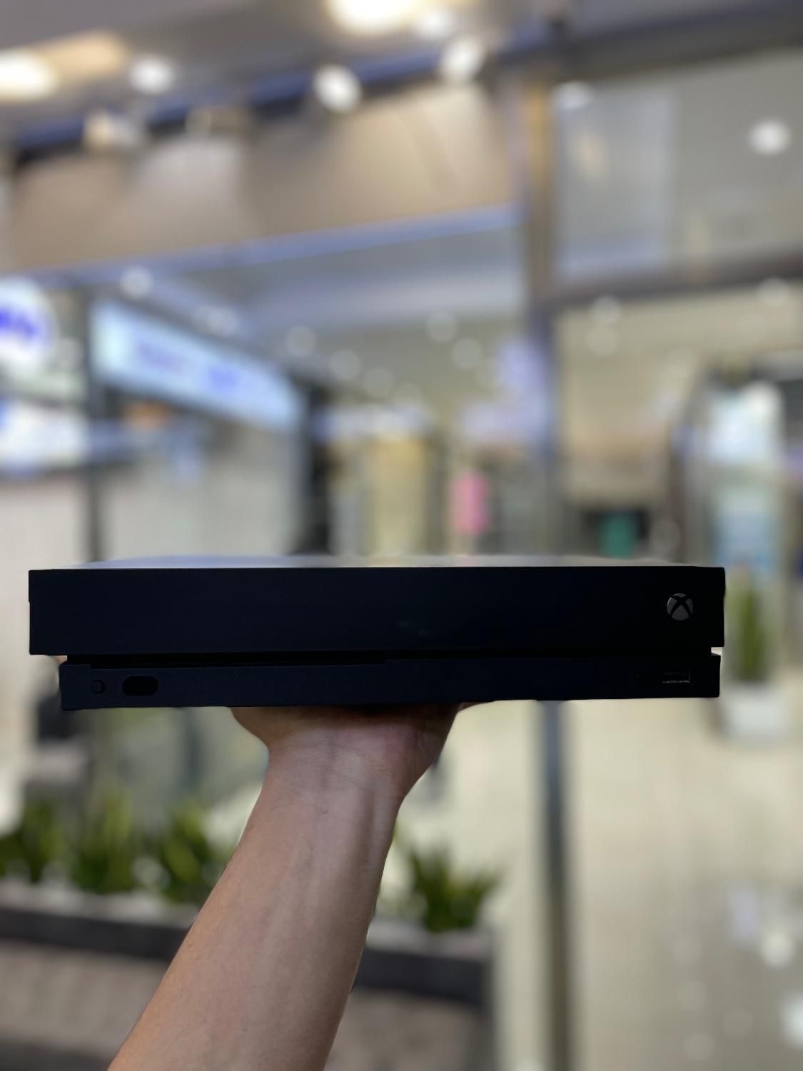 xbox one x همراه با دو دسته و فول بازی|کنسول، بازی ویدئویی و آنلاین|اصفهان, مفتح|دیوار