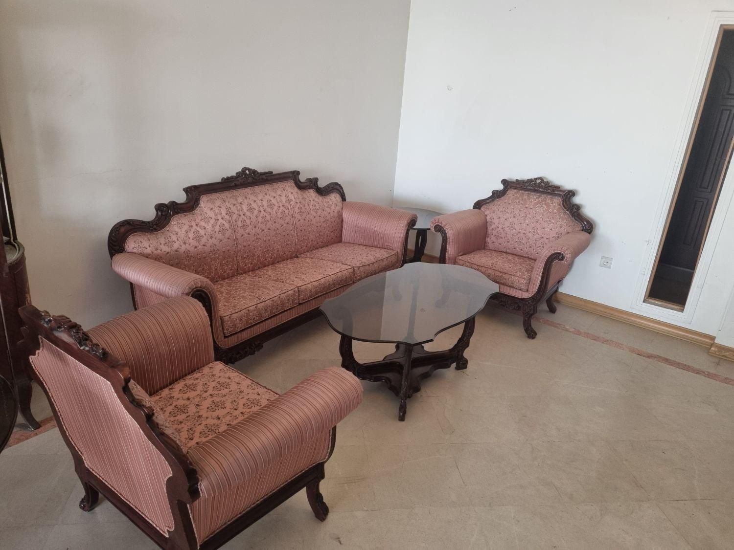 مبلمان ۵ نفره + میز ناهارخوری ۸ نفره +ویترین دکوری|مبلمان خانگی و میز عسلی|تهران, پاسداران|دیوار