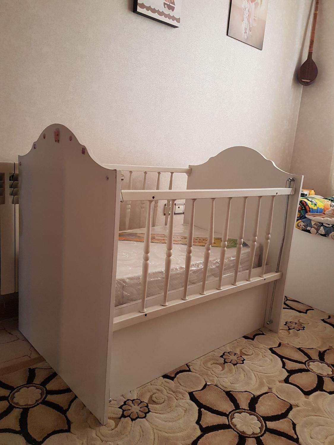 تخت کودک  کنار مادر ازخوردسال تا ۴سال|تخت و سرویس خواب|تهران, شهرک راه‌آهن|دیوار