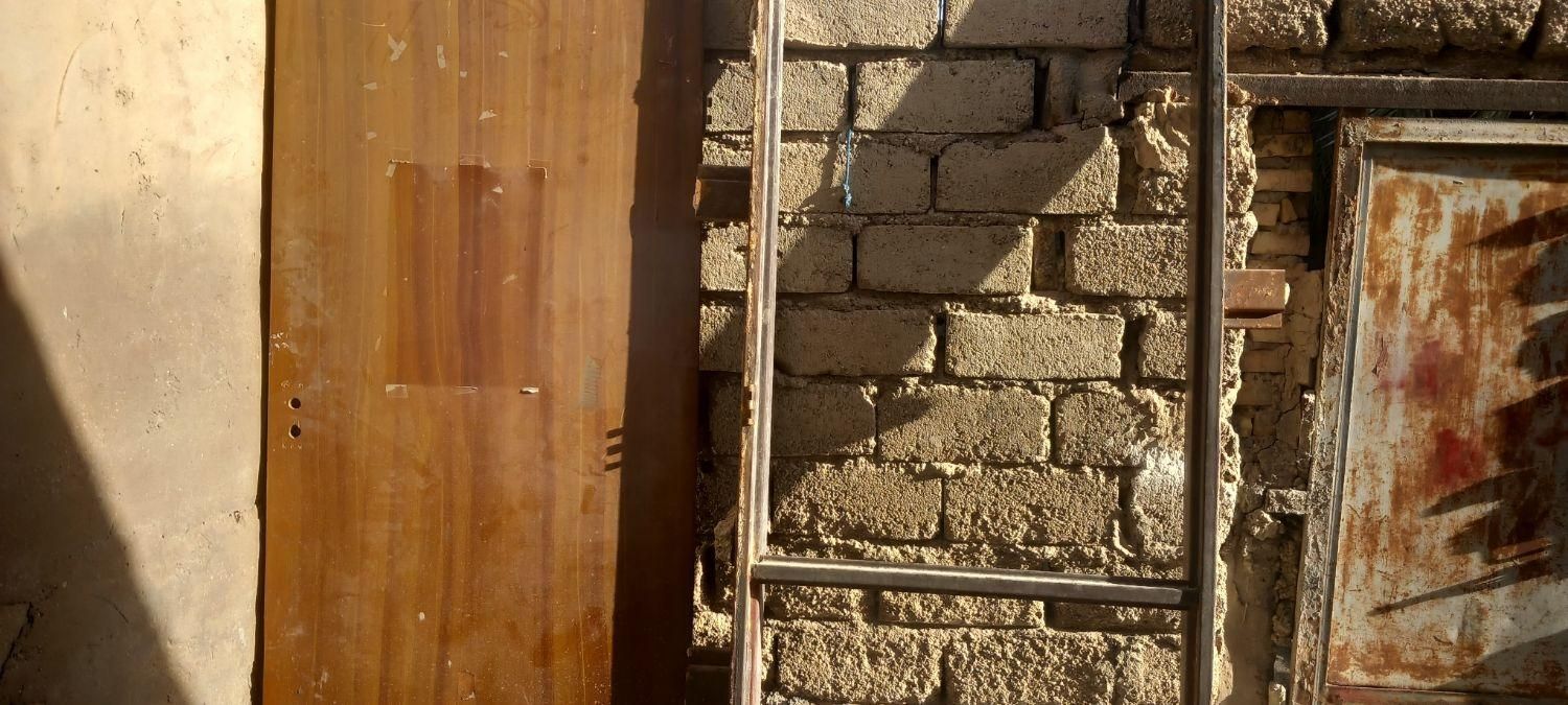 درب چوبی هال یا اتاق با چارچوبش تمیز تمیز|مصالح و تجهیزات ساختمان|شادگان, |دیوار
