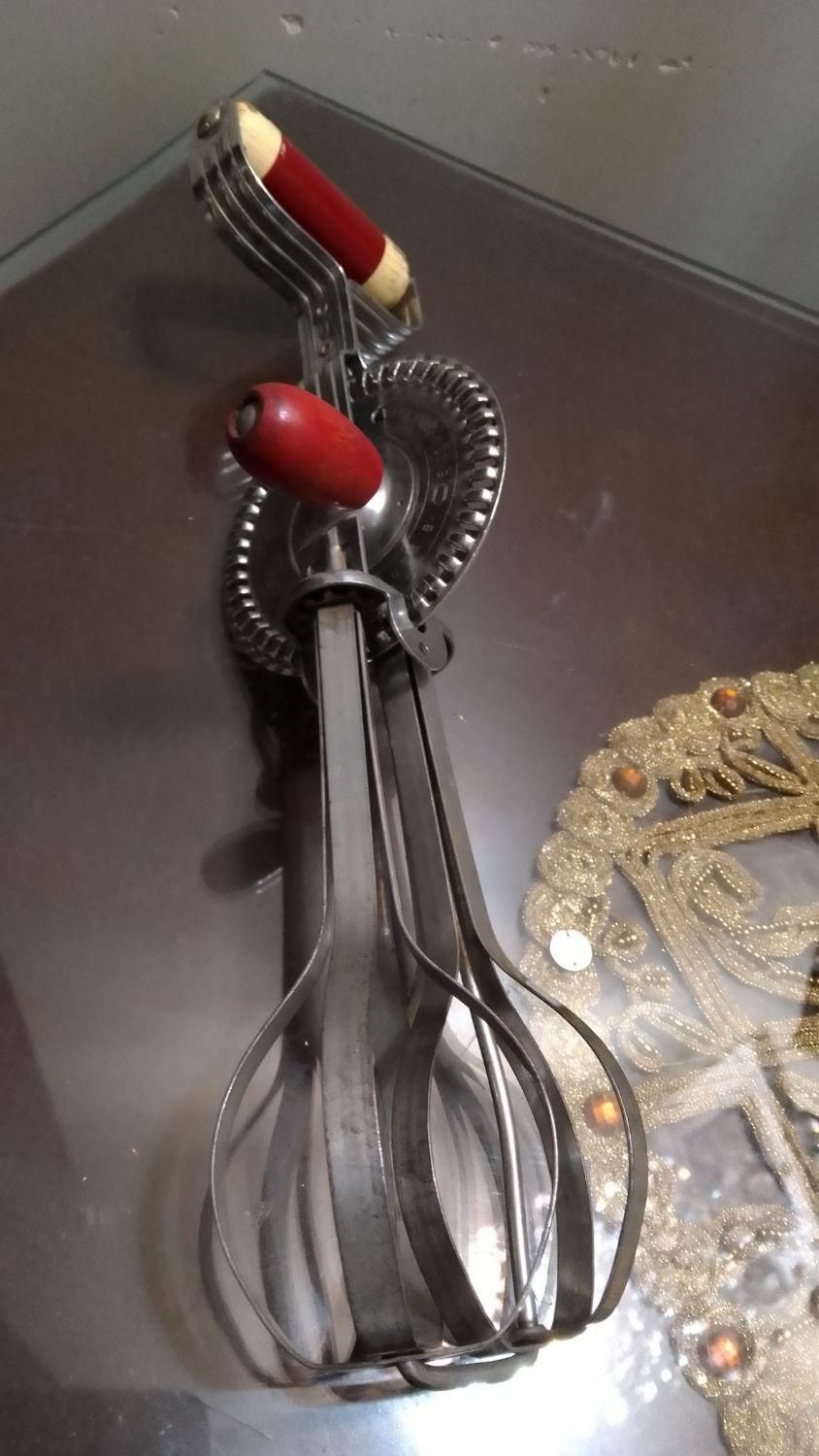 همزن دستی قدیمی آمریکایی مارکدار سالم کارکرد روان|کلکسیون اشیاء عتیقه|تهران, درب دوم|دیوار