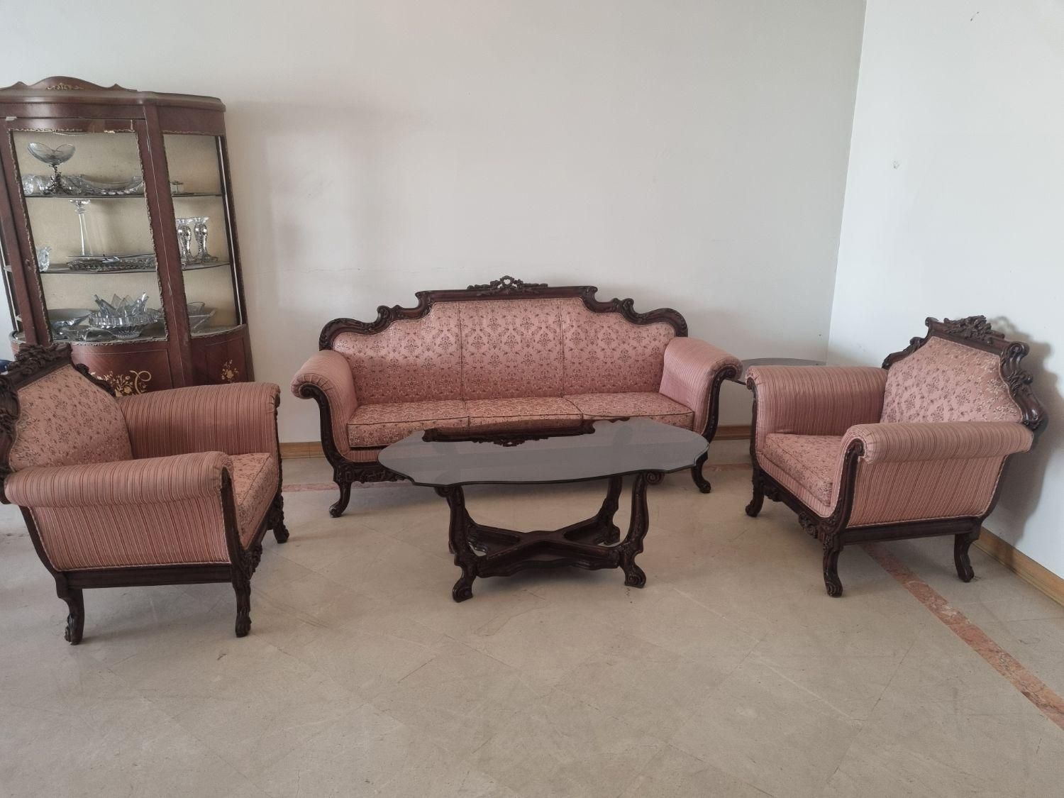 مبلمان ۵ نفره + میز ناهارخوری ۸ نفره +ویترین دکوری|مبلمان خانگی و میز عسلی|تهران, پاسداران|دیوار