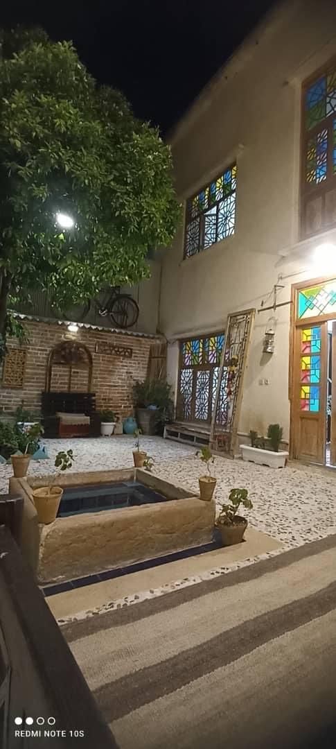 خونه سنتی|اجارهٔ کوتاه‌مدت ویلا و باغ|شیراز, شاهچراغ|دیوار
