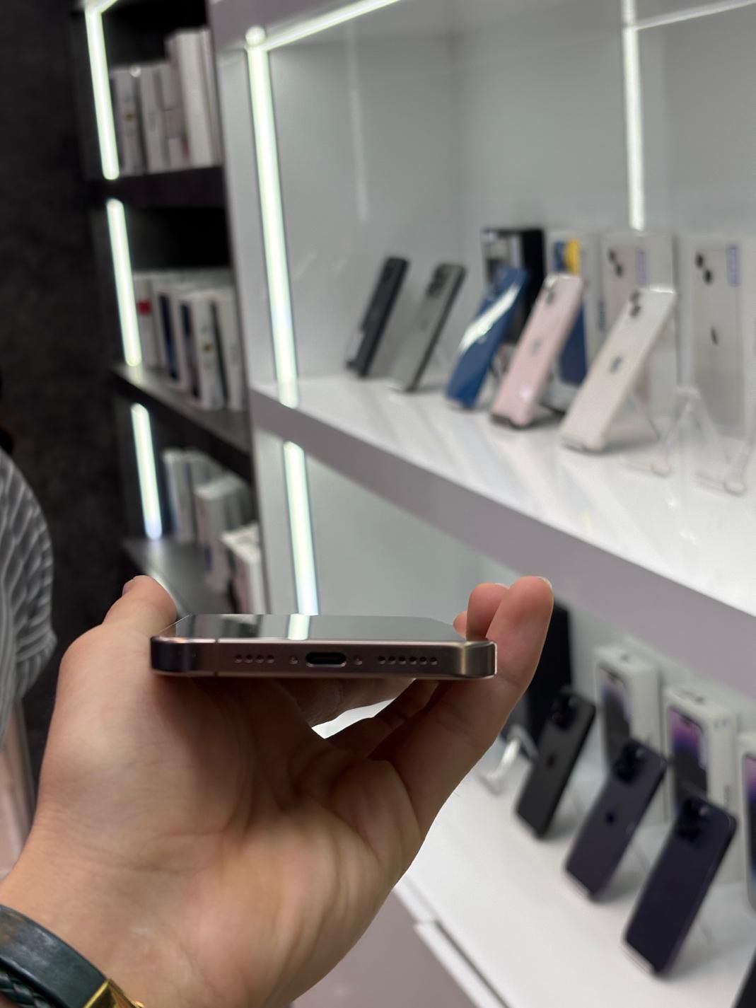 اپل iPhone 16 Pro با حافظهٔ ۲۵۶ دیزرت باطری۱۰۰|موبایل|اصفهان, مفتح|دیوار