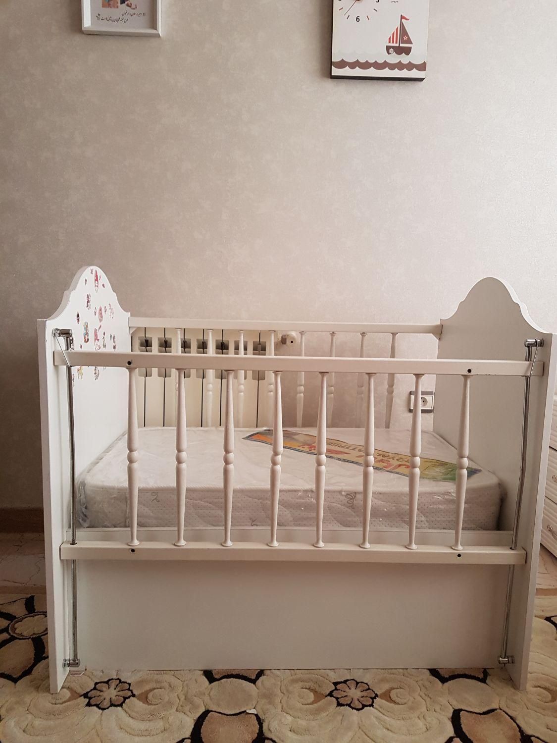 تخت کودک  کنار مادر ازخوردسال تا ۴سال|تخت و سرویس خواب|تهران, شهرک راه‌آهن|دیوار