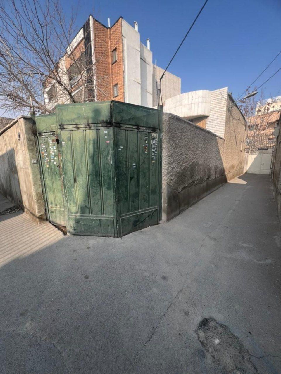 خانه کلنگی دو نبش در یکی از بهترین خیابان‌های شهر|فروش خانه و ویلا|اصفهان, درب کوشک|دیوار