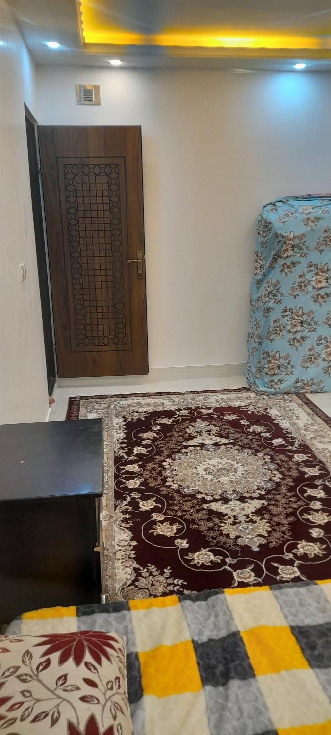 اتاق بزرگ بهار خواب- طبقه بالا-همراه با سرویس کامل|اجارهٔ کوتاه‌مدت آپارتمان و سوئیت|مشگین شهر, |دیوار