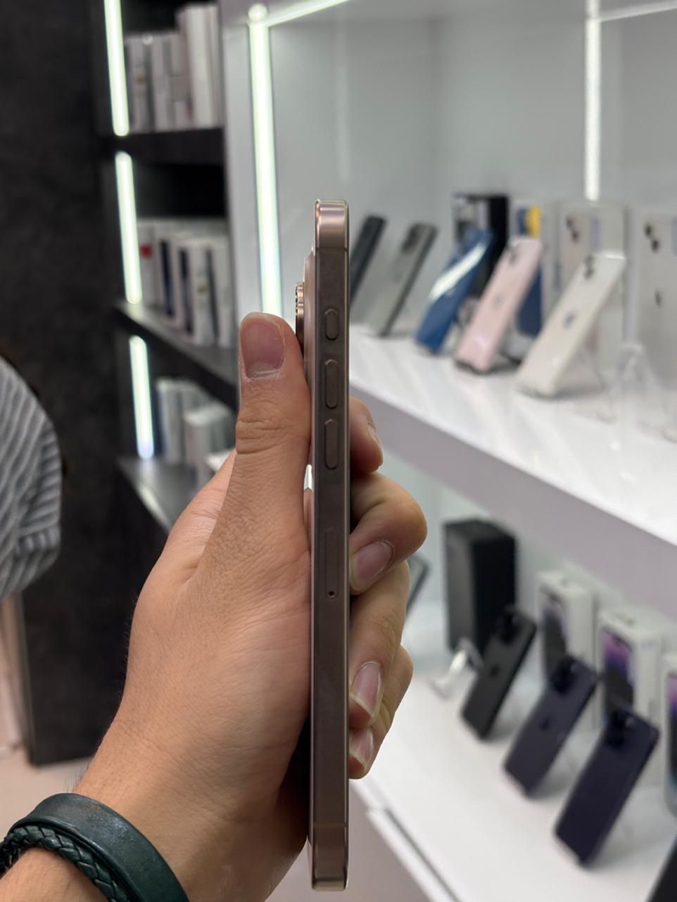 اپل iPhone 16 Pro با حافظهٔ ۲۵۶ دیزرت باطری۱۰۰|موبایل|اصفهان, مفتح|دیوار