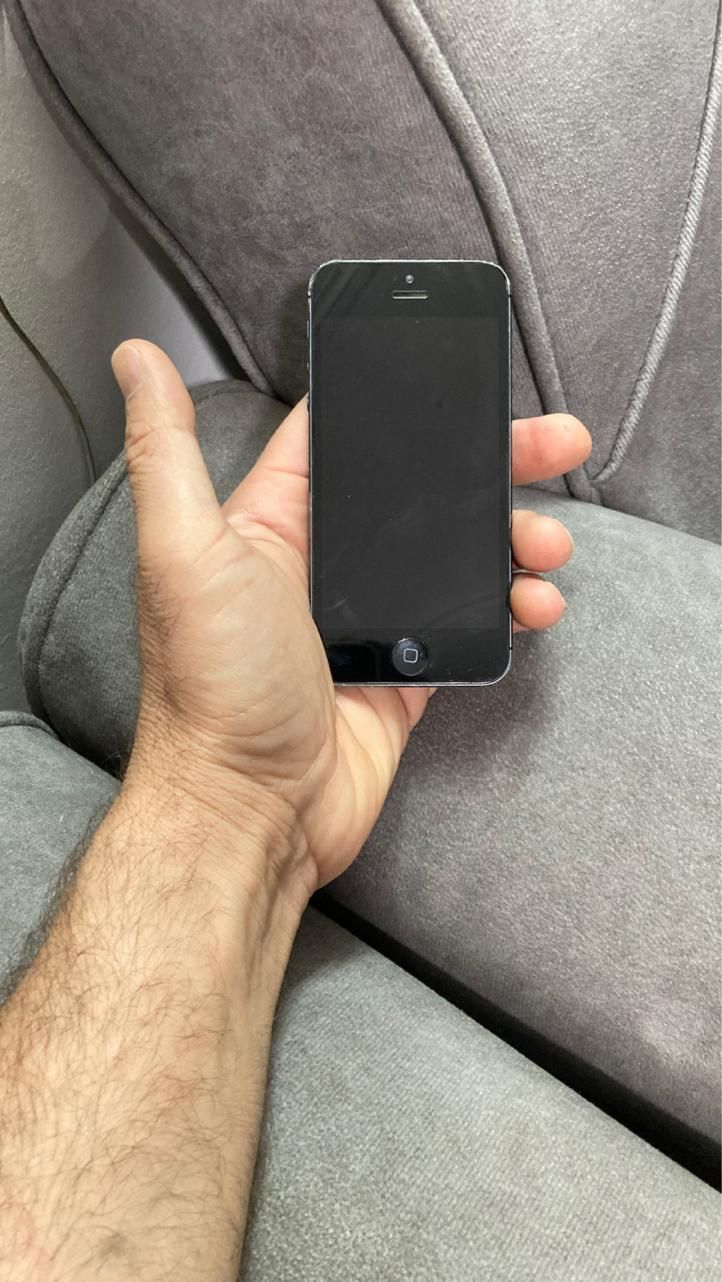 اپل iPhone 5 با حافظهٔ ۱۶ گیگابایت|موبایل|همدان, |دیوار
