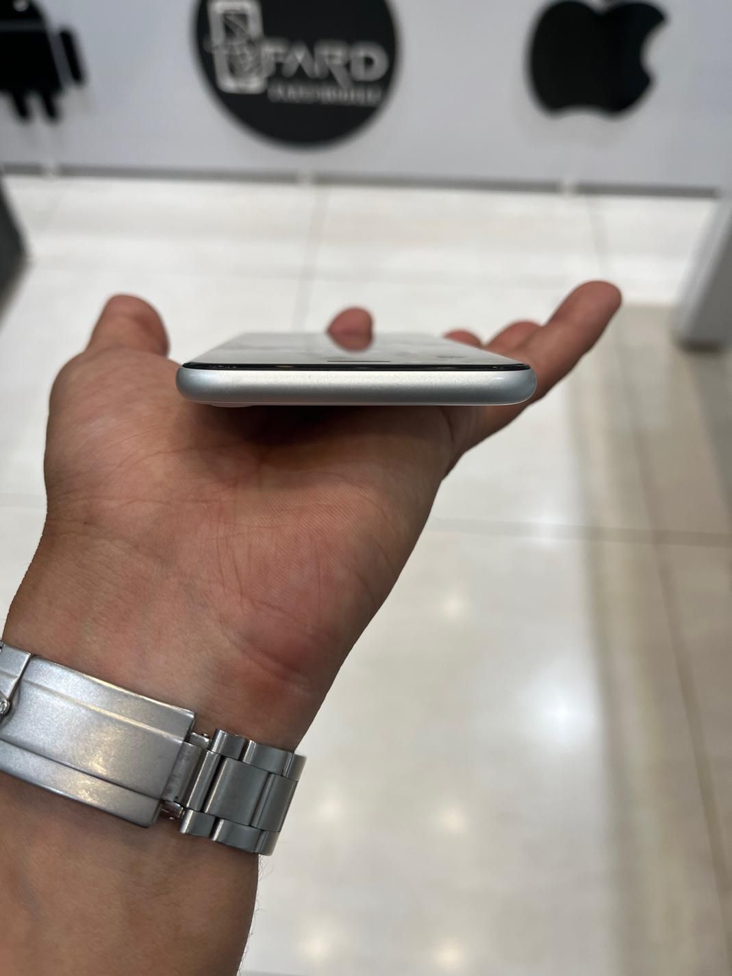اپل iPhone SE (2020) با حافظهٔ ۱۲۸ گیگابایت|موبایل|یزد, |دیوار