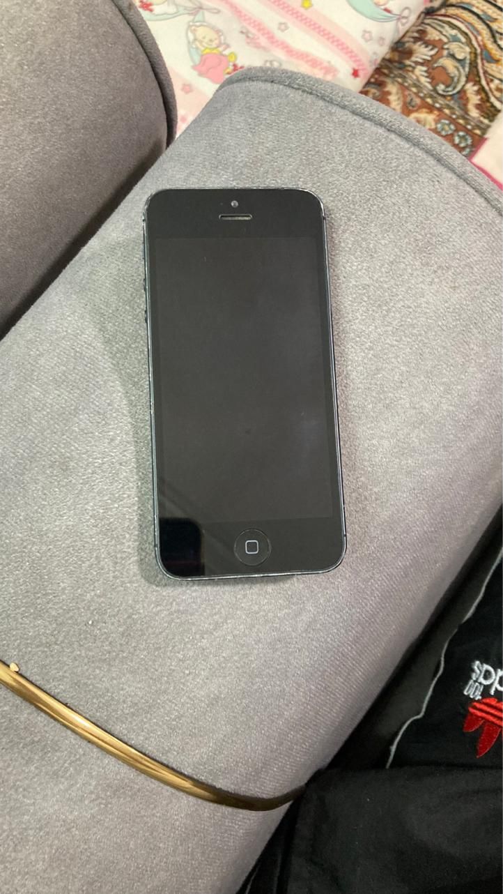 اپل iPhone 5 با حافظهٔ ۱۶ گیگابایت|موبایل|همدان, |دیوار