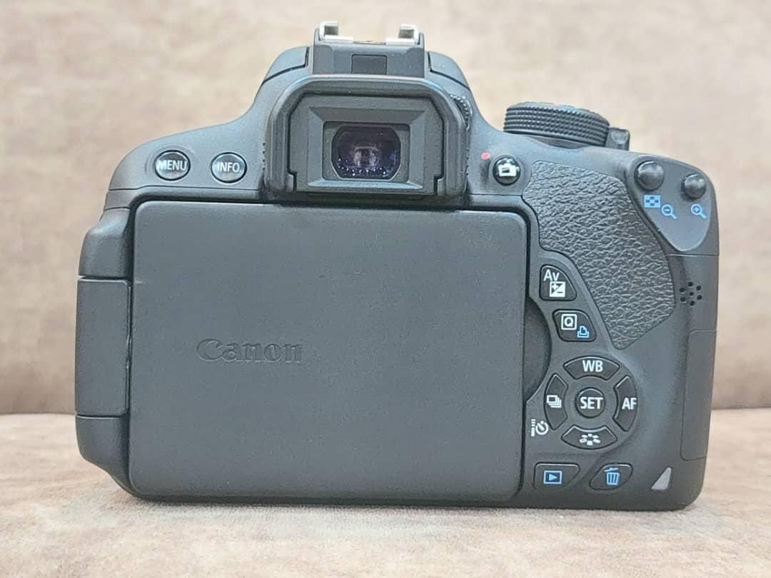 دوربین نیمه‌حرفه‌ای عکاسی Canon 700D شات پایین|دوربین عکاسی و فیلم‌برداری|تهران, شهران شمالی|دیوار