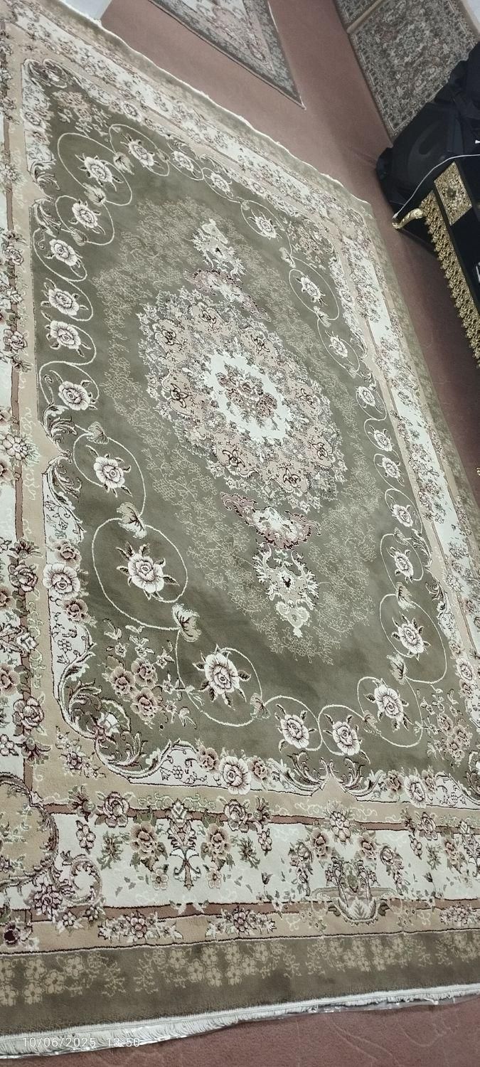 ب علت جا نداشتن این فرش ها ب فروش می‌رسد|فرش|چهارباغ, |دیوار